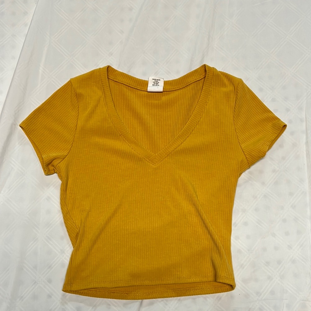 Tilly’s Cropped V-neck shirt Yellow